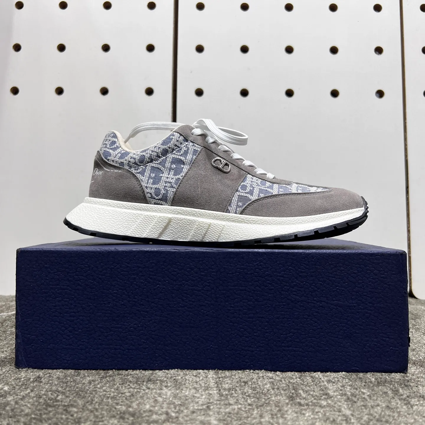 Factory price: 438💰【DIAo·Dior】Original quality.~ Unique modern style sneakers. 🏃A must-have casual shoe for trendy men😍😍 Original brand imported from Italy, imported original leather, sheep lining (refuses to discolor and grind feet) Sole: Original sole provided by the original factory, French lazy style design ⚠️Fit to the feet, original quality, super comfortable original sole. It’s like shooting the real thing 🎬The real thing is better, high-quality sneakers, size: 38-44, custom-made 45